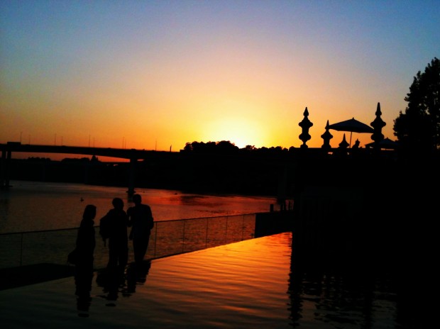 Bloggers at dusk in Porto